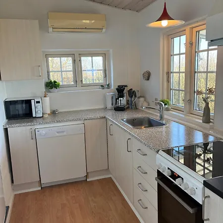 Djursland Lystrup Ferieboliger بيت للعطل *